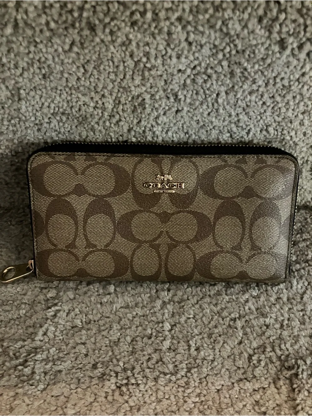 SPOTLESS & IN EXCELLENT CONDITION!COACH SIGNATURE  ZIP AROUND WALLET CLUTCH